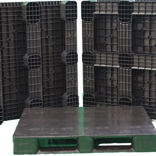 Light weight closed deck rackable plastic pallet